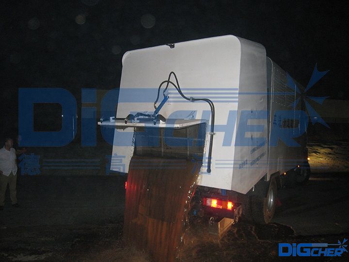 德高潔公鐵兩用軌道清潔車排污